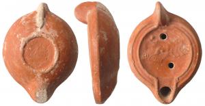 LMP-41653 - Lampe africaine à canal ouvertterre cuiteLampe moulée, anse verticale pleine. réservoir circulaire de profil biconvexe. Deux larges sillons sur le bandeau. Grand disque et petit bec entourés par un bourrelet. Quadrige à droite sur le disque. Base plate limitée par un bourrelet. contient des signes graphiques illisibles .Engobe rouge orangé.