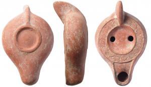 LMP-41672 - Lampe chrétienne à bandeau continuterre cuiteLampe moulée, à anse pleine. Réservoir piriforme de profil biconvexe. Décor de  fleurons alternés (Bussière 2007, I6, C1c, E5b) sur le bandeau plat, continu. Disque sans décor, limité par un fin bourrelet. Bec long non ouvert sur le disque. Base circulaire limitée par un bourrelet  rejoint par celui de l'anse. Engobe rouge orangé