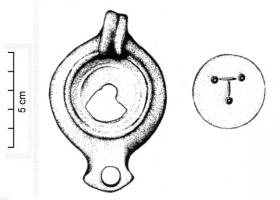 LMP-41687 - Lampe à bec angulaire sans volutesterre cuiteLampe moulée, avec une anse cannelée rapportée. Réservoir circulaire de profil tronconique, bandeau étroit penché vers l'extérieur, disque en cuvette, limité par un sillon, orné de filets concentriques en léger relief. Bec angulaire sans volutes. Base circulaire plate en relief.