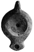 LMP-41688 - Lampe à bec angulaire sans volutes :  Loeschcke II : C OPPI RESterre cuiteLampe moulée, avec anse moulée et perforée. Réservoir circulaire de profil tronconique. Bandeau étroit penché vers l'extérieur. Disque en cuvette, limité par un sillon, sans décor. Bec angulaire sans volutes. Base circulaire plate en relief. Engobe brun noir.