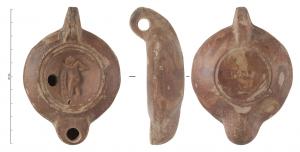 LMP-41706 - Lampe à bec rond limité par un trait : Amour, L CAPRIterre cuiteLampe moulée, anse verticale percée; réservoir circulaire à profil biconvexe assymétrique, bandeau penché vers l'extérieur; disque en cuvette limitée par deux sillons concentriques. Décor : Amour ailé, appuyé à gauche sur une massue d'Hercule. Bec arrondi limité par un trait droit, reposant sur le rebord du réservoir. Base circulaire plate en léger relief limitée par un sillon. Engobe brun peu adhérent sur toute la lampe. Estampille en relief dans un cartouche en creux : L.CAPRI.