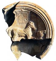 LMP-4172 - Lampe Loeschcke IV : Cheval, ANICETVS NE CERNVA(s)terre cuiteLampe moulée, sans anse, engobe brun ; sur le médaillon, cheval à la parade vers la gauche, le corps couvert d'une peau de lion, avançant vers un cratère ; en arrière, fanion quadrangulaire à frange, inscrit ANICE / TE NE / CERN / VAS.