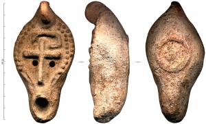 LMP-41756 - Lampe chrétienne : Chrismeterre cuiteLampe ovoïde, moulée, à anse verticale pincée; sur le disque p^lat, bordure de globuies en relief rejoingnant le bec, sans véritable canal; au centre gros chrisme en relief, avec deux trous de remplissage qui donnent à l'ensemble de la lampe l'aspect d'une tête humaine; au revers, fond annulaire en léger relief.
