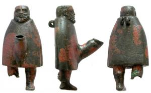 LMP-41785 - Lampe : cucullatus ithyphalliquebronzeLampe en forme de personnage barbu, recouvert d'un manteau dont émerge un sexe disproportionné, servant de bec de lampe; le remplissage, protégé par un couvercle articulé, se faisait par le sommet du crâne, recouvert d'une capuche (cucullus). Les jambes apparaissent à partir du genou, souvent légèrement arquées.