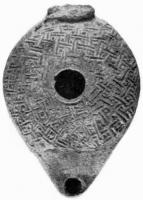 LMP-4185 - Lampe syro-palestinienne tardive avec réflecteurterre cuiteLampe de type syro-palestinien avec large réflecteur (perdu) Epaule décorée d'entrelacs géométriques.