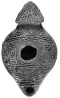 LMP-4186 - Lampe syro-palestinienne tardive avec réflecteurterre cuiteLampe de type syro-palestinien avec large réflecteur triangulaire. Epaule décorée d'entrelacs géométriques et d'une étoile à six branches.