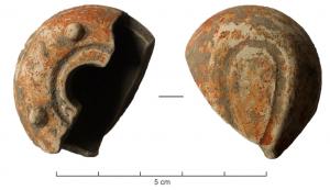 LMP-41883 - Lampe votiveterre cuiteLampe moulée (argile jaune clair, très épurée, engobe orangé), en forme d'amande, sans anse; trou de remplissage centré et entouré d'un sillon,avec des tenons hémisphériques autour. La base plane, délimitée par un sillon en forme de goutte.