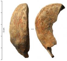LMP-41884 - Lampe votiveterre cuiteLampe moulée (argile jaune clair, très épurée, engobe orangé peu adhérent); trou de remplissage centré avec un espace lisse et bombé autour.