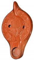 LMP-41973 - Lampe Hayes II : Lampe au gardienterre cuiteLampe moulée à anse verticale pleine. Bec long à canal. Fleurons aux motifs de frises (Bussière 2007, Ub1) sur le bandeau. Base circulaire à patère contenant deux cercles gravés concentriques. Décor : Installé devant la porte ouverte d’une cabane perchée dans un arbre, un personnage assis, les jambes pendantes dans le vide, joue d’un instrument (flûte ou trompette). Sur le toit de la cabane, de forme carrée, faite en claies tressées, on voit un oiseau qui à en juger par sa queue est un coq. A gauche un autre personnage, que sa petite taille désigne comme un jeune garçon, est suspendu dans le vide, attaché à l’angle de la cabane par une corde nouée à sa ceinture. Il a à la bouche une grappe de raisin. Dans le champ libre sur la gauche aux pieds du musicien un chien poursuit un lièvre.