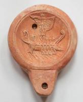 LMP-42028 - Lampe à bec rond : Ulysse et les Sirènesterre cuiteLampe à bec rond, sans anse ; sur le médaillon, Ulysse attaché au mât de son bateau.
