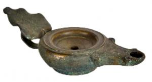 LMP-42037 - Lampe ansée à réflecteur foliacébronzeLampe à réservoir surbaissé, disque creux avec un trou central de remplissage (ou large ouverture de remplissage sans disque), bec allongé accosté d'ergots; anse en anneau surmontée d'un réflecteur trifolié.