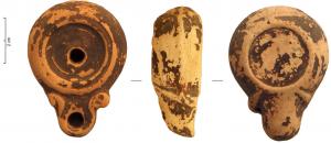 LMP-42058 - Lampe votiveterre cuiteLampe votive de type Loeschcke V. Les demi-volutes partent du bec ; pas d'estampille, restes d'engobe brunâtre. 
