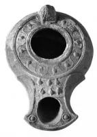 LMP-4205 - Lampe Loeschcke I, type syro-palestinienterre cuiteLampe de Type Loeschcke I syro-palestinienne à bec à enclume, riches motifs décoratifs sur l'épaule et le bec, petite anse en bouton.
