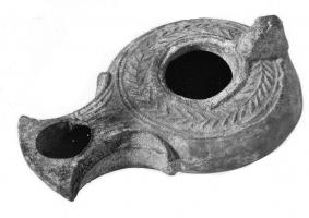 LMP-4206 - Lampe Loeschcke I, type syro-palestinienterre cuiteLampe de Type Loeschcke I syro-palestinienne à bec à enclume et à volutes, riches motifs décoratifs en forme de palme sur l'épaule et le bec ; petite anse en bouton.