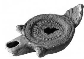 LMP-4208 - Lampe Loeschcke I, type syro-palestinienterre cuiteLampe de Type Loeschcke I syro-palestinienne à bec à enclume,  motifs décoratifs en globules sur l'épaule et le bec, anse plastique en forme de palmette.