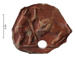 LMP-42091 - Médaillon de lampe : bestiarius et taureauterre cuiteMédaillon circulaire décoré d'un gladiateur (bestiarius) combattant un taureau, qu'il se prépare à abattre d'un coup de hache ; le type de lampe est inconnu.