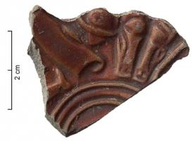 LMP-42094 - Médaillon de lampe : armes de gladiateurterre cuiteMédaillon de lampe orné d'une frise d'armes de gladiateurs ; le type de lampe est inconnu.