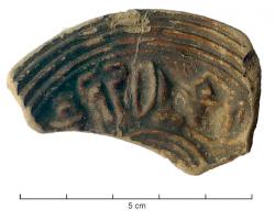 LMP-42100 - Médaillon de lampe : armes de gladiateurterre cuiteMédaillon de lampe orné d'une frise d'armes de gladiateurs ; le type de lampe est inconnu.