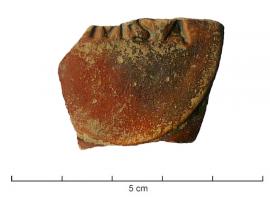 LMP-42105 - Estampille de lampe : LM.SAterre cuiteEstampille en creux sous un fond de lampe : LM.SA.