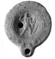 LMP-4215 - Lampe Loeschcke VIII (variante syrienne)terre cuiteLampe de Type Loeschcke VIII avec bec rond. Disque orné d'un Hercule de face. Quatre points en relief au-dessus du bec.
