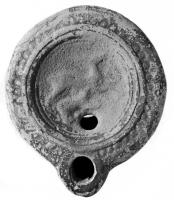 LMP-4216 - Lampe Loeschcke VIII (variante syrienne)terre cuiteLampe de Type Loeschcke VIII avec bec rond. Disque orné d'un chien attaquant un cerf; épaule ornée de demi-oves.