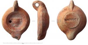LMP-42171 - Lampe à bec rond : canthare, MNOVIVSTIterre cuiteLampe moulée, anse verticale percée, à deux sillons sur la tranche. Réservoir circulaire à profil biconvexe. Bandeau lisse, penché vers l'extérieur. Disque en cuvette limitée par deux sillons concentriques; décor : coupe à boire. Bec arrondi limité par un trait. Base circulaire plate en léger relief limitée par un sillon, estampillé M NOV IVSTI.