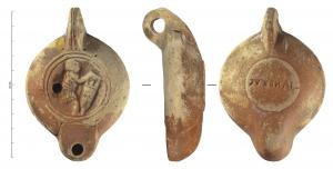 LMP-42216 - Lampe à bec rond limité par un trait : Homme et amphore, CIVNDRACterre cuiteLampe moulée, anse verticale percée à deux sillons sur la tranche. Réservoir circulaire à profil biconvexe. Bandeau penché vers l'extérieur, disque en cuvette limitée par deux sillons concentriques; décor : homme debout à gauche, tenant devant lui une amphore à base conique. Trou d'évent. Bec arrondi limité par un trait droit. Base circulaire plate en léger relief limitée par un sillon. Estampée en creux CIVNDRAC.
