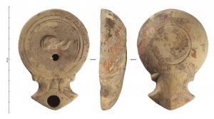 LMP-42217 - Lampe à bec angulaire à volutes simples : Eléphantterre cuiteLampe moulée à bec triangulaire à deux volutes simples se poursuivant sous le bec. Sans anse. Disque en profonde cuvette, limité par trois sillons concentriques. Bandeau étroit plat. Réservoir circulaire de profil tronconique. Base plate circulaire limitée par un sillon. Décor : Tête d'éléphant à droite, trompe levée.