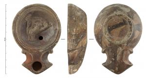 LMP-42221 - Lampe à bec angulaire à volutes simples : Ours affrontant un taureauterre cuiteLampe moulée à bec angulaire à deux volutes simples se poursuivant sous le bec. Sans anse. Disque en cuvette limité par trois sillons concentriques. Bandeau étroit penché vers l'intérieur. Réservoir circulaire de profil tronconique. Base en anneau plat. Décor : Ours affrontant un taureau.