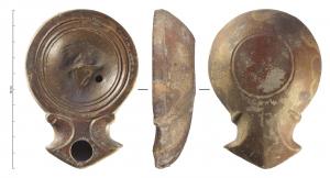 LMP-42224 - Lampe à bec angulaire à volutes simples : Gladiateur, casqueterre cuiteLampe moulée à bec angulaire à deux volutes simples se poursuivant sous le bec. Sans anse. Disque en cuvette limité par trois sillons concentriques. Bandeau, étroit et plat. Réservoir circulaire de profil tronconique. Base circulaire plate légèrement surélevée. Décor ; Gladiateur, casque de Thrace, de Mirmillon ou d'un Hoplomaque.