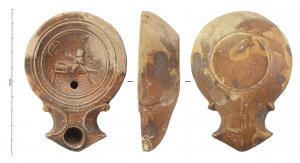 LMP-42234 - Lampe à bec angulaire à volutes simples : Eros, amphoreterre cuiteLampe moulée à bec angulaire à deux volutes simples se poursuivant sous le bec. Sans anse. Disque en profonde cuvette, limité par trois sillons concentriques. Bandeau, étroit et plat. Réservoir circulaire de profil tronconique. Base plate circulaire en léger relief. Décor : Éros navigant sur une amphore.
