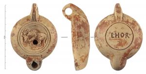 LMP-42235 - Lampe à bec rond limité par un trait : Lion, cerf, LHORterre cuiteLampe moulée à bec arrondi limité par un trait droit ponctué aux extrémités. Anse verticale percée à deux sillons sur la tranche. Disque en cuvette limitée par deux sillons concentriques. Bandeau penché vers l'extérieur. Réservoir circulaire à profil biconvexe asymétrique. Base circulaire plate en léger relief limitée par un sillon, estampillée L.H.O.R. Décor : Lion de profil gauche, attaquant un cerf.