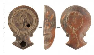 LMP-42236 - Lampe à bec angulaire à volutes simples : Amphore, simpulumterre cuiteLampe moulée à bec angulaire à deux volutes simples se poursuivant sous le bec. Sans anse. Disque en cuvette limité par trois sillons concentriques. Bandeau, étroit et plat. Réservoir circulaire de profil tronconique. Base circulaire plate en léger relief avec une estampille in planta pedis. Décor : Amphore avec dans l'anse gauche, des éléments végétaux et un simpulum pour l'anse droite.
