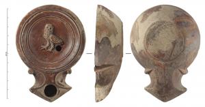 LMP-42239 - Lampe à bec angulaire à volutes simples : Chouetteterre cuiteLampe moulée à bec angulaire à deux volutes simples se poursuivant sous le bec. Sans anse. Disque en cuvette limité par trois sillons concentriques. Bandeau, étroit et plat. Réservoir circulaire de profil tronconique. Base en anneau circulaire plat en léger relief. Décor : Chouette de profil gauche.