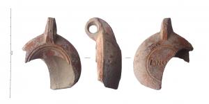 LMP-42244 - Lampe à bec rond : ANCH(ia)terre cuiteLampe moulée à bec rond. Anse verticale percée et ornée de deux filets incisés sur la tranche. Réservoir circulaire à profil biconvexe. Bandeau lisse penché vers l'extérieur. Disque en cuvette limitée par deux sillons concentriques. Fond estampillé ANCH(ia);