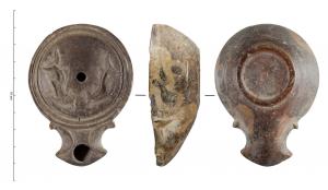 LMP-42246 - Lampe à bec angulaire à volutes simples : Dauphinsterre cuiteLampe moulée à bec triangulaire à deux volutes simples se poursuivant sous le bec. Sans anse. Disque en profonde cuvette, limité par cinq sillons concentriques. Bandeau étroit penché vers l'intérieur. Réservoir circulaire de profil tronconique. Présence d'un trou d'évent sur le bec. Base en anneau circulaire plat en léger relief. Décor : Deux dauphins tête contre tête.