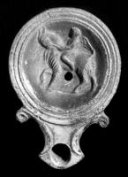 LMP-42248 - Lampe Loeschcke I : Amalthée, Jupiter enfantterre cuiteLampe ronde sans anse, à large bec en enclume encadré de volutes. Jupiter, enfant, joue assis sur le dos de la chèvre Amalthée qui l'a allaité.