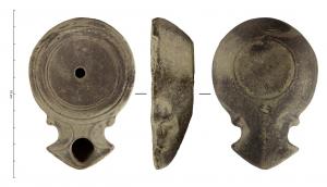 LMP-42255 - Lampe à bec angulaire à volutes simplesterre cuiteLampe moulée à bec angulaire à deux volutes simples se poursuivant sous le bec. Sans anse. Disque en cuvette limité par trois sillons concentriques. Bandeau, étroit et plat. Réservoir circulaire de profil tronconique. Base circulaire plate en léger relief limitée par un sillon.