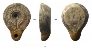 LMP-42259 - Lampe en forme de poire (type Deneauve VIA = Bailey J)terre cuiteLampe en forme de poire à bec allongé et à extrémité arrondie. La partie supérieure est plate et a un large bandeau séparé d'une cuvette de petite taille par une anneau ou bourrelet circulaire parfois orné d'une rangée d'oves. Ce bandeau est interrompu par une gorge au niveau du bec. La base est plate, ovale, sans pourtour délimité.