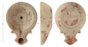LMP-42267 - Lampe à bec angulaire à volutes simples : Couronne de feuilles, ZABINAUHterre cuiteLampe moulée à bec angulaire à deux volutes simples se poursuivant sous le bec. Sans anse. Disque en profonde cuvette, limité par quatre sillons concentriques, relié au bec par une gouttière, Trois anneaux au centre du médaillon. Bandeau étroit penché vers l'intérieur. Réservoir circulaire de profil tronconique. Présence d'un trou d'évent. Base en anneau circulaire plat en léger relief avec la marque ZABINAUH ? incisée. Décor : Couronne de feuilles, lierre ?
