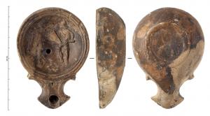 LMP-42268 - Lampe à bec angulaire à volutes simples : Gladiateursterre cuiteLampe moulée à bec angulaire à deux volutes simples se poursuivant sous le bec. Sans anse. Disque en cuvette limité par trois sillons concentriques. Bandeau étroit penché vers l'intérieur. Réservoir circulaire de profil tronconique. Présence d'un trou d'évent sur le bec. Base en anneau circulaire plat en léger relief. Décor : Gladiateurs thrace vainqueur et mirmillon ou hoplomaque.