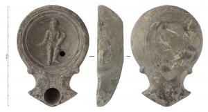 LMP-42279 - Lampe à bec angulaire à volutes simples : Gladiateurterre cuiteLampe moulée à bec angulaire à deux volutes simples se poursuivant sous le bec. Sans anse. Disque limité par deux sillons concentriques. Bandeau, plat et légèrement incliné vers l'intérieur. Réservoir circulaire de profil tronconique. Base en anneau circulaire plat en léger relief. Décor : Gladiateur thrace.