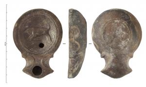 LMP-42281 - Lampe à bec angulaire à volutes simples : Taureauterre cuiteLampe moulée à bec angulaire à deux volutes simples se poursuivant sous le bec. Sans anse. Disque limité par deux sillons concentriques. Bandeau, plat et légèrement incliné vers l'intérieur. Réservoir circulaire de profil tronconique. Base en anneau circulaire plat en léger relief. Décor : Taureau de profil gauche.