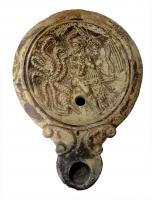 LMP-42297 - Lampe Loeschcke IV : Hercule et l'Hydre de Lerneterre cuiteLampe à bec à volutes double. Médaillon décoré d'Hercule combattant l'Hydre de Lerne, sous la forme d'un sorte de monstre à 7 têtes se serpents.