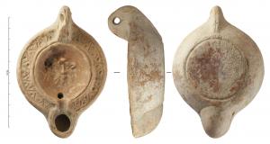 LMP-42311 - Lampe africaine à canal : Satyre ou fauneterre cuiteLampe moulée à bec à canal ouvert sur le disque. Anse verticale percée à deux sillons sur la tranche. Disque en simple cuvette profonde limitée par un bourrelet qui borde un étroit canal et entoure le méplat du bec. Bandeau penché vers l'extérieur décoré d'un chevron orné de petits cercles en creux. Réservoir circulaire à profil biconvexe. Base circulaire plate en léger relief limitée par un sillon. Décor : Tête de satyre ou de faune de face, avec le front très étroit, les yeux fixés étroitement espacés, les oreilles pointues, le nez droit à partir du haut de la tête, les narines épaisses et la grande barbe stylisée.