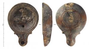 LMP-42325 - Lampes à bec en ogive à volutes doubles : Lion, hommeterre cuiteLampe moulée à bec long en ogive à deux volutes doubles se poursuivant sous le bec. Sans anse. Disque en cuvette limitée par trois sillons concentriques. Bandeau plat. Réservoir circulaire à profil biconvexe. Base circulaire plate en léger relief limitée par un sillon. Décor : Lion assis de profil gauche; devant lui, une lionne couchée de profil droit, dévorant un homme étendu.