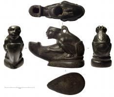 LMP-42339 - Lampe plastique : personnage ithyphalliquebronzeLampe en forme de jeune homme joufflu, habillé d’un simple pagne, accroupi et tenant entre ses mains son énorme phallus qui fait office de bec ; au sommet du crâne, le trou de remplissage était protégé par un couvercle à charnière, qui manque ici ; la base, en forme de goutte, est ornée sur la tranche de rinceaux incisés ; le fond plat est rapporté.