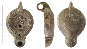 LMP-42340 - Lampe Loeschcke V : Personnage sur le dos d'un âne, GABINAterre cuiteLampe moulée à bec long en ogive à deux volutes simples se poursuivant sous le bec. Anse verticale percée à deux sillons sur la tranche moulée avec la lampe. Disque en cuvette limité par deux sillons. Bandeau penché vers l'extérieur. Réservoir circulaire de profil convexe. Trou d'évent. Base plate circulaire limitée par un sillon. Estampillée en creux GABINIA. Décor : Personnage couché, sur le dos d'un âne de profil droit (Silène sur son âne?)