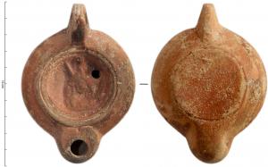 LMP-42344 - Lampe à bec cordiforme : Buste d'Africa (divinité)terre cuiteLampe moulée à bec arrondi cordiforme, anse verticale percée à deux sillons sur la tranche moulée avec la lampe. Disque en simple cuvette limitée par deux sillons. Bandeau penché vers l'extérieur. Réservoir circulaire à profil biconvexe. Base circulaire plate limitée par un sillon. Décor : Buste d'Africa (divinité). Tête féminine de face, surmontée de deux défenses et d'une trompe d'éléphant.