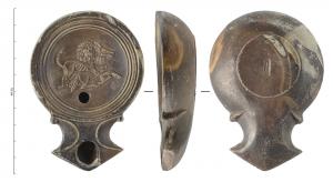 LMP-42346 - Lampe à bec angulaire à volutes simples : Lion et âneterre cuiteLampe moulée à bec angulaire à deux volutes simples se poursuivant sous le bec. Sans anse. Disque en cuvette limité par trois sillons concentriques. Bandeau, étroit et plat. Réservoir circulaire de profil tronconique. Base en anneau circulaire plat en léger relief avec une estampille in planta pedis. Décor : Lion attaquant un âne de profil droit.